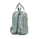 Bolso matero de diseño acolchado en color verde, con cierre doble, asas fijas y correa regulable extraíble. Cuenta con logotipo de la marca en el frente y múltiples compartimentos internos y externos.