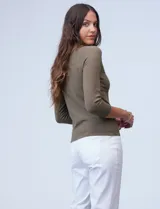 Buzo de tejido fino color beige, con cuello redondo, mangas tres cuartos y diseño raglán.