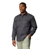 Camisa de manga larga Columbia, color gris oscuro, con cierre frontal de botones a presión, dos bolsillos frontales con solapa y trabilla multiusos.