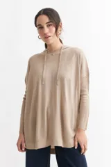 Sweater color beige de tejido de punto, corte amplio, con capucha y mangas largas.