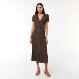 Vestido midi de color marrón con estampado de lunares claros, escote en V, mangas cortas y botones frontales.
