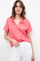 Blusa fucsia de lino con cuello mao y volados, corte recto y mangas cortas.