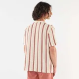 Remera de manga corta con diseño de rayas verticales en tonos beige y bordó, confeccionada en tejido de punto texturizado.