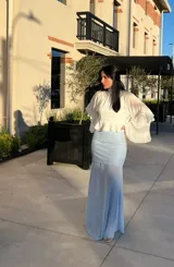 Falda midi celeste con corte al bies y cintura alta.