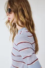 Top de punto fino de lana, de corte recto con mangas cortas y cuello redondo, con diseño de rayas horizontales en tonos celestes y bordó.