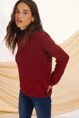 Sweater de punto calado color rojo, de corte holgado y manga larga.