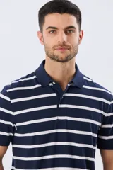 Remera polo de manga corta con diseño a rayas horizontales en azul marino y blanco, con cuello camisero y cartera de botones.