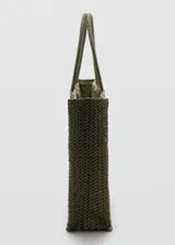 Bolso tipo tote en color verde militar, con diseño tejido de efecto natural y doble asa de mano.