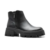 Botín de caña baja color blanco hueso, con cierre lateral dorado y suela track.