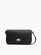 Cartera bandolera negra de poliuretano con correa ajustable, cierre con solapa y logo engomado de Tommy Jeans.