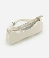 Cartera baguette marrón con textura croco, confeccionada en material sintético. Tiene cierre de cremallera y correa de hombro con esferas doradas.