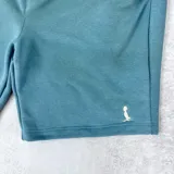 Short de algodón color celeste con cintura elástica ajustable con cordón y bolsillos laterales.