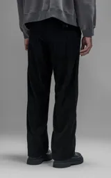 Pantalón de corte recto confeccionado en corderoy premium de textura suave. Presenta diseño clásico con cuatro bolsillos, presillas para cinturón y cierre frontal con botón.