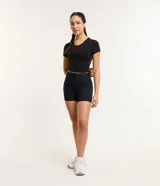Remera deportiva tipo crop top de color negro, con cuello redondo y mangas cortas. Confeccionada en tejido de malla suave y elástico.