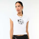 Camiseta blanca de corte cropped con mangas cortas y estampa frontal circular en color negro de Minnie Mouse con la inscripción 'Since 1928'.