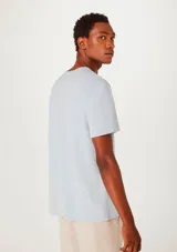 Remera básica de manga corta, color gris melange, de corte slim y cuello redondo.