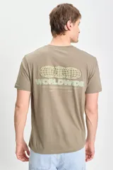 Remera color verde con estampa de globos terráqueos y texto "Worldwide" en el frente.