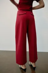 Pantalón de tiro medio y corte ancho, confeccionado en hilatura de algodón, con cintura elástica.