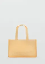 Bolso tipo tote de tamaño mediano con diseño semitransparente y acabado brillante. Cuenta con doble asa corta para llevar en la mano o al hombro.
