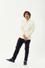 Pantalón de pana de corte regular con diseño de cinco bolsillos, cierre y botón frontal. Presenta un logo bordado y está confeccionado en una mezcla de algodón y elastano.