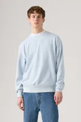 Sweater celeste de cuello redondo y corte holgado, con logo pequeño bordado al tono en el pecho.