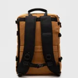 Mochila urbana de diseño minimalista en color negro, con compartimento principal amplio, bolsillo frontal con cierre vertical y correas laterales ajustables. Incluye compartimento acolchado para computadora y manija superior reforzada.