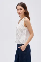 Musculosa blanca de poliéster con cuello en V, tirantes anchos y diseño holgado con franjas horizontales en chevron en el frente.