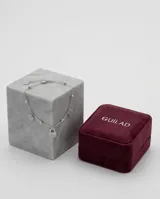 Pulsera de cadena fina de plata 925 con dijes colgantes en forma de candado y formas geométricas, adornados con circonias brillantes.