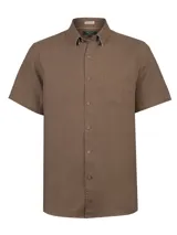 Camisa de manga corta RKF confeccionada en lino color marrón, con cuello camisero abotonado, bolsillo frontal en el pecho y cierre central con botones.