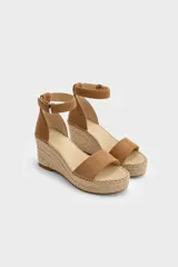 Sandalias de tacón en cuña forrada en yute trenzado, con capellada de cuero negro, tira en el talón y tira ajustable al tobillo con hebilla metálica.