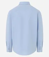 Camisa blanca de corte regular, confeccionada en tejido Oxford de algodón, con cuello inglés, mangas largas y cierre frontal abotonado.