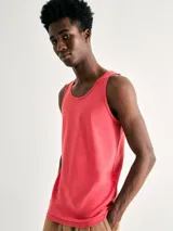Musculosa básica de corte slim, color salmón, con cuello redondo y sisas amplias.