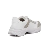 Championes deportivos casuales para mujer, color blanco con apliques en gamuza gris claro. Diseño de plataforma gruesa y suela con relieve.