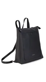 Mochila de diseño moderno y funcional, confeccionada en símil cuero con textura granulada. Cuenta con un bolsillo frontal con broche, correas ajustables y desmontables, y cierre principal superior.