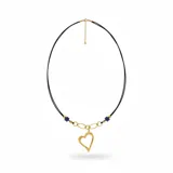 Collar de diseño artesanal con cordón azul oscuro, compuesto por eslabones dorados, cuentas azules y un dije central en forma de corazón dorado. Incluye cadena de extensión para ajuste.
