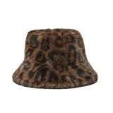 Gorro tipo bucket con textura de peluche y estampado animal print de leopardo en tonos marrones.