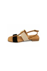 Sandalia de taco bajo marca Paddock, con combinación de tiras en color tostado, beige y negro. Posee una tira frontal negra, una banda ancha beige, detalle metálico dorado y pulsera regulable con hebilla.