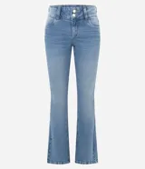 Pantalón de jean modelo boot cut en color azul claro, con cintura baja, cierre frontal con doble botón y cremallera, bolsillos funcionales y trabillas para cinturón.