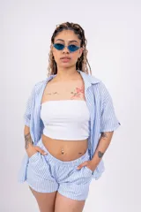 Short celeste a rayas verticales blancas, de lino con lycra y cintura elastizada.