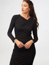 Vestido midi negro de seda fría, con escote asimétrico y hombro plisado.