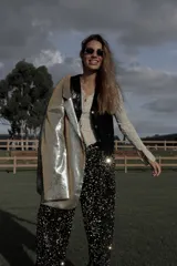 Blazer dorado con lentejuelas, solapas de muesca, corte recto y cierre frontal con un botón.