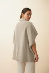 Chaleco marrón de lana con cuello mao, solapas pronunciadas, bolsillos ojal y terminaciones envivadas.