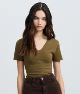 Blusa regular de algodón color verde militar, con escote en V y mangas cortas, de corte ajustado y diseño liso.