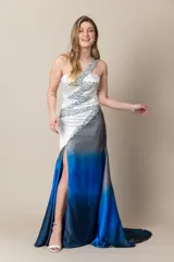 Vestido largo de fiesta en seda natural color marfil con degradé en tonos de azul. Diseño de un solo bretel con apliques bordados y tajo frontal.