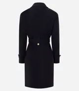 Saco de corte entallado confeccionado en polyvelour, con cuello tipo blazer, cierre cruzado, mangas largas con detalles en los puños, lazo ajustable en la cintura y botones metalizados decorativos.
