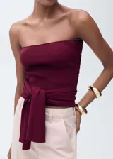 Top bandeau de punto fino color borgoña con detalle de nudo en la cintura.