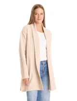 Cardigan largo de tejido de punto suave, color gris, con cuello con caída fluida, mangas largas con hombros caídos y bolsillos laterales discretos.