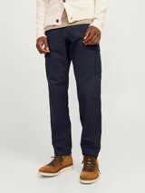 Pantalón cargo azul marino de corte relajado, con bolsillos traseros, frontales y laterales. Tiene cierre de gancho y cremallera, tiro medio y cordones en los dobladillos.