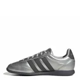 Championes Adidas Barreda Lo de estilo urbano, color plateado metalizado con las icónicas tres tiras en color negro y suela oscura.