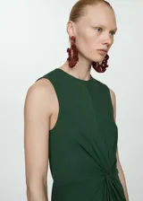 Vestido midi sin mangas de color verde oscuro, con cuello redondo y detalle drapeado frontal que crea un efecto de nudo.